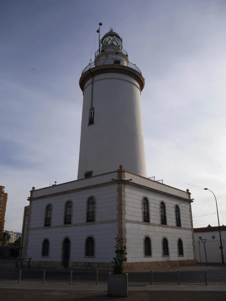 El Faro de Málaga, La Farola, iluminado por la luz del día, símbolo emblemático en la Costa del Sol.