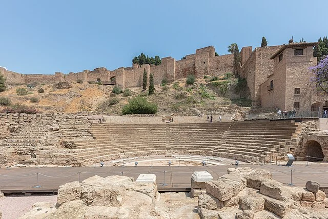 el teatro romano de málaga con la alcazaba al fondo