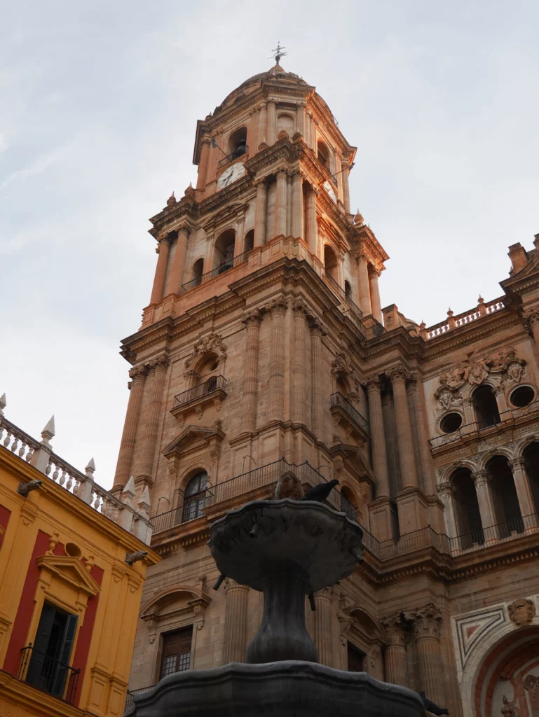 Vista de la Torre Campanario de la Catedral de Málaga desde la Plaza del Obispo