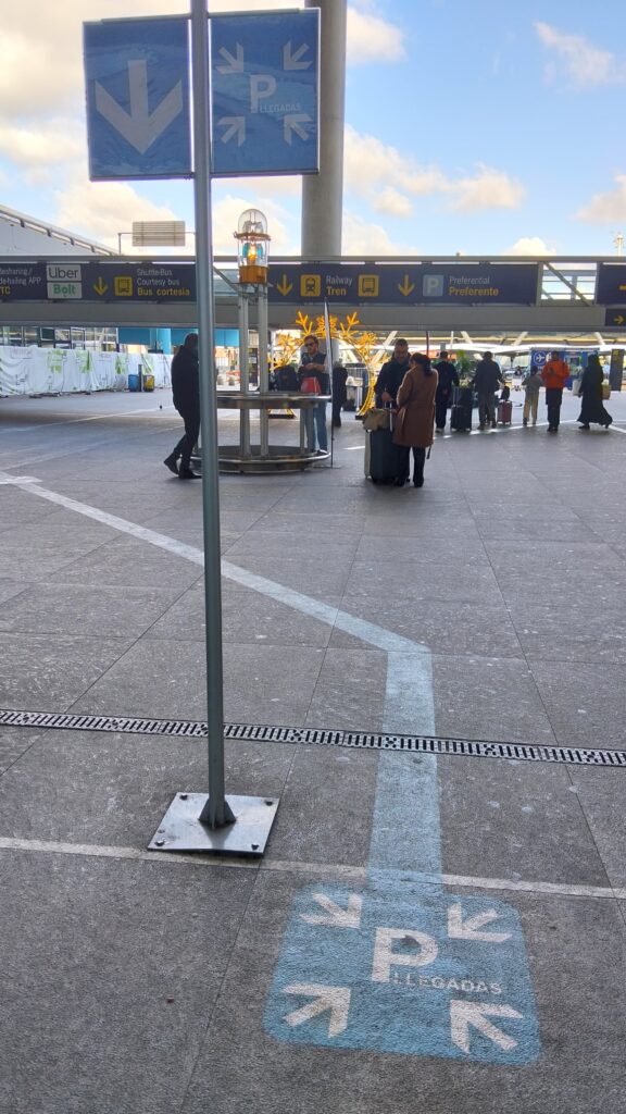 Malaga airport Indicaciones hacia el parking de llegadas del aeropuerto de Malaga
